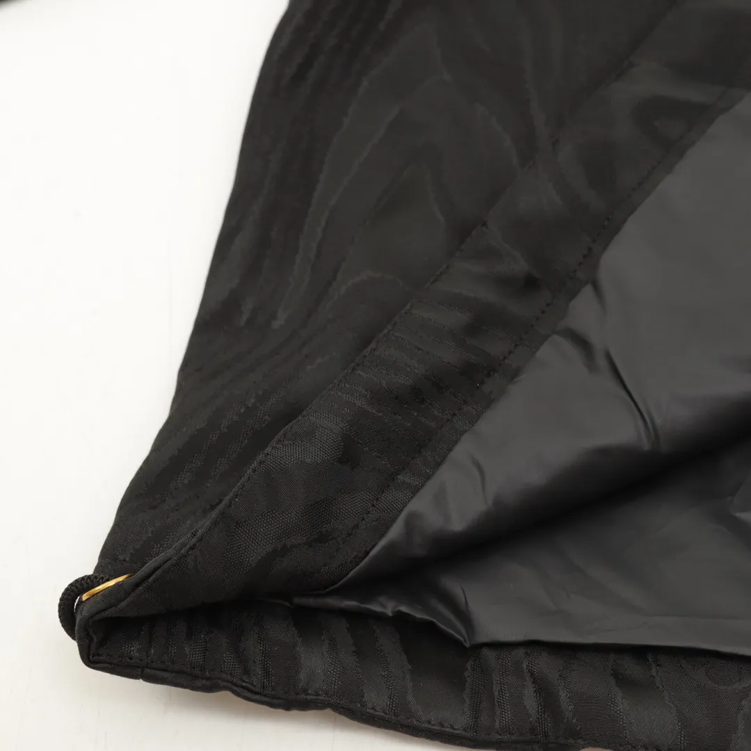🅿️570 Louis Vuitton/Louis Vuitton Dark Pattern Windbreaker Jacket Needless to say, the style is low-key and luxurious. It brings out the 1V classic elements on both sides. The loose version makes the upper body casual and comfortable. The solid color side is a soft-shell jacket style, a simple solid color style, only the chest hardware is decorated, the hardware is removable, the inside and outside hardware are all double-sided engraved, the original version is the same and can be customized and dyed. The clothes are of the same color with no color difference, and the labor cost is expensive. The lining is made of silk jacquard fabric, and the classic full-width logo jacquard process requires everything to be woven, and the process cost is extremely high. Size: XS-L